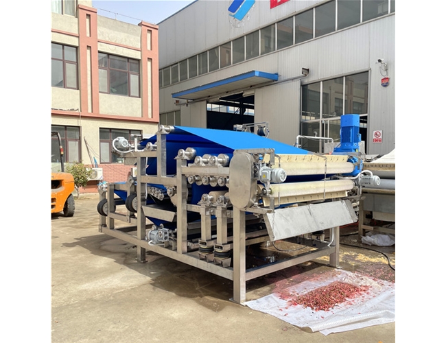 某食品廠訂購的1臺帶式果蔬榨汁機，試機檢驗合格準備發(fā)貨！