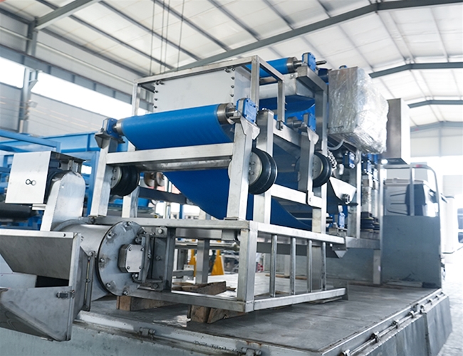 山東萊陽(yáng)客戶梨子榨汁訂購(gòu)的帶式壓榨機(jī)發(fā)貨啦！